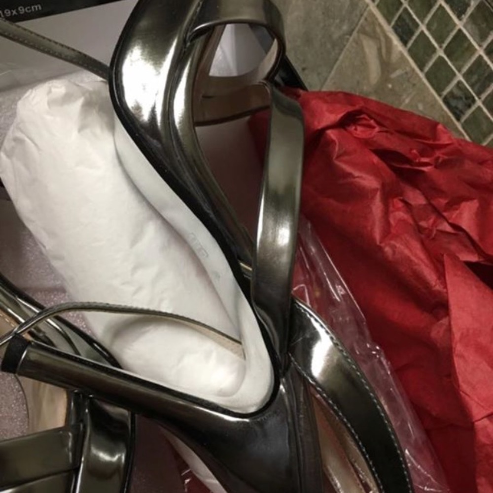 Red Carpet metallic heels 7.5
